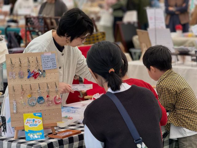 .
NAGANO防災FES in北レク Day2、無事終了しました！🎉 
2日間で延べ4,000人以上の皆さまにご来場いただき、ありがとうございました。

２日目は、、
様々なスポーツ体験で大盛り上がり！ 
マルシェ＆キッチンカーも大賑わい🌮 

また、屋内運動場では令和元年台風災害時の避難所写真を展示。静かに見入るお客様の姿も印象的でした。 
このイベントが、日々の防災意識向上につながれば嬉しいです。

ご来場いただいた皆さま、ご協力いただいた各団体の皆さま、本当にありがとうございました！

#北部スポーツレクリエーションパーク 
#北レク
#防災FES
#防災
#イベント
#長野市