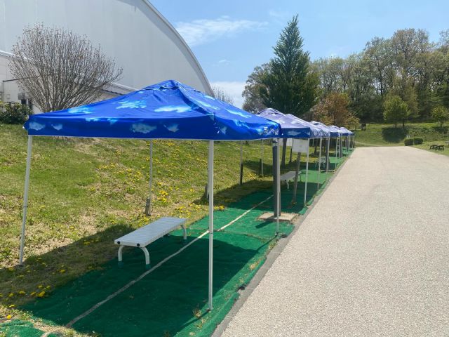芝生広場にテントをご用意いたしました💡

日差しの強い日でも、心地よくお過ごしいただけます☺︎
ピクニック気分で、休憩や昼食などにぜひご利用ください♪

みなさまで譲り合ってご利用いただけますと幸いです🌼