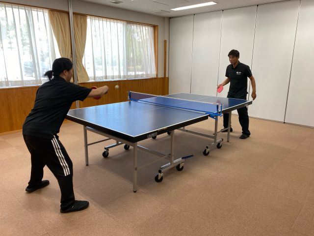 🌻夏休みも折り返し！
まだまだ夏を楽しみたい皆さんに、耳より情報です💡

実は北レクでは、会議室で卓球が楽しめます🏓✨

卓球台・ネットはなんと無料貸出！
ラケット＆ボールも、1セット100円でレンタルできます👏

＼ 会議室使用料はこちら👇 ／
🕣 8:30〜12:00　200円
🕛 12:00〜17:00　200円
🕔 17:00〜21:00　200円
※冷暖房をご利用の場合は別途料金がかかります。

👨‍👩‍👧‍👦 ご家族で！
👭 お友達と！
👵👦 三世代で！

暑い日や雨の日にも、みんなで卓球を楽しみませんか？🏓✨

ご利用についての詳細は、
お電話または窓口までお気軽にお問い合わせください📞

皆さまのご利用をお待ちしています😊🌻

#北部スポーツレクリエーションパーク
#北レク
#卓球